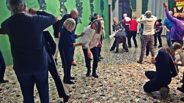 I partecipanti a “Dance well” ballano a palazzo Fogazzaro.  M.D.O.Un altro momento di danza fra le opere di “Papermade”.   M.D.O.