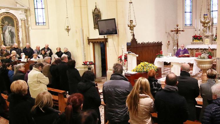 Don Lino Bedin ha celebrato la commovente liturgia nella chiesa del SS Redentore a Levà. FOTO CISCATOGli amici all’esterno della chiesa