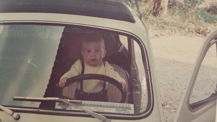 Nicola Caichiolo bambino al volante della Fiat 500 ritrovata dopo cinquant’anni. CARIOLATO