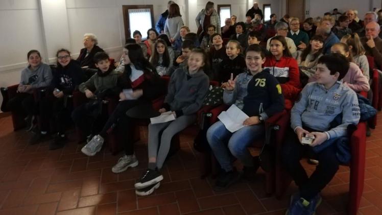 Gli alunni della 5A della prima Don Milani ieri all’Arnaldi. BILLO