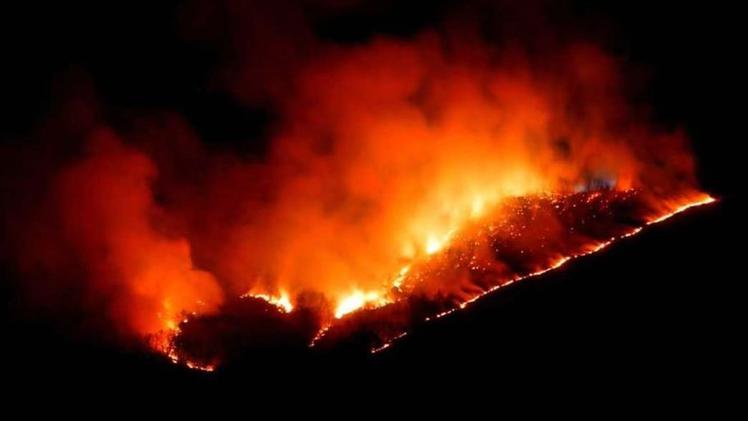 Il più vasto dei due incendi scoppiati ieri sera sul Summano. STEFANO MATTERAZZO