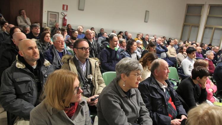 Il pubblico in sala: molt3e le domnande ai primi cittadiniI sindaci schierati sul palco dell’auditorium di Santa Croce in apertura del lungo dibattito sulla “Grande Bassano” FOTOSERVIZIO  CECCON