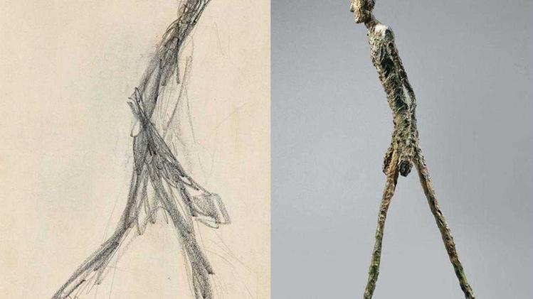 Lo scultore Alberto Giacometti (1901-1966)A destra “ Projet pour un livre IV”, 1951. L’uomo che cammina 1960