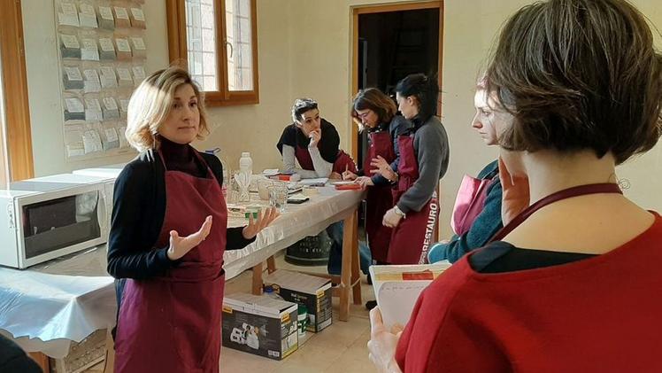 Alcuni dei restauratori che hanno recentemente preso parte ai corsi organizzati a Villa Fabris. ARCHIVIOMolte le richieste da Italia ed estero per apprendere nuove tecniche