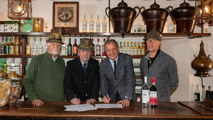 La firma del rinnovo del sodalizio tra la Distilleria Nardini e l'Ana