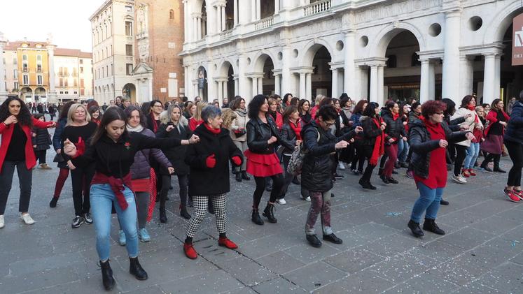 Il flash mob contro la violenza delle donne a Vicenza (COLORFOTO)
