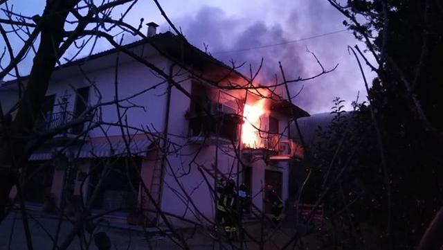 L'abitazione in fiamme in via Marosticana a Povolaro