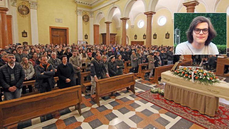 Chiesa gremita per l'ultimo saluto a Mirko Munaretto. FOTO STUDIOSTELLA