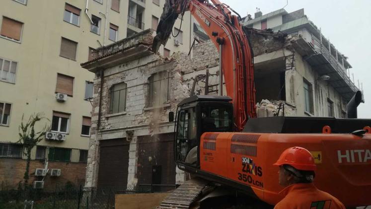 La demolizione dell'ex magazzino in via Napoli (Colorfoto)