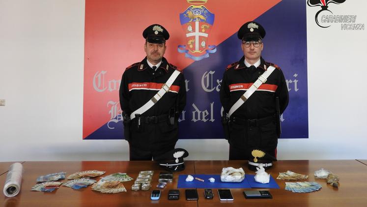 La droga e il materiale sequestrato dai carabinieri di Bassano del Grappa