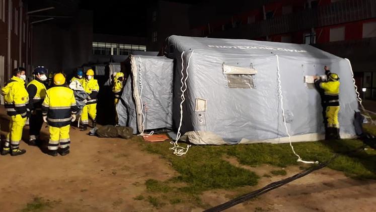 La protezione civile allestisce le tende per i medici a Schiavonia