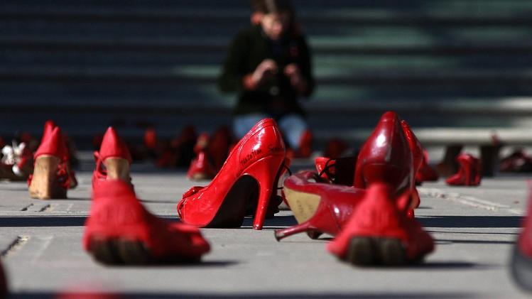 Scarpe rosse, il simbolo contro la violenza sulle donne (Foto Archivio)