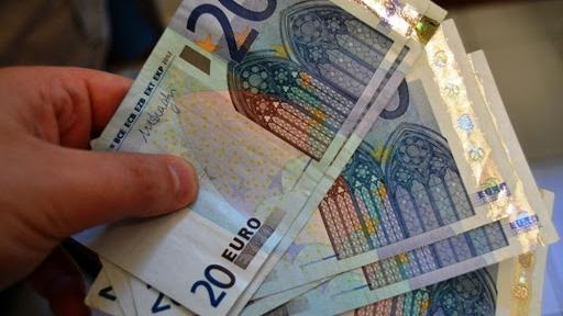 Si faceva cambiare banconote da 20 euro, poi rivelatesi false