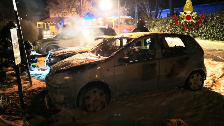 Quello che resta delle due auto bruciate in via Guido Rossa a Vicenza