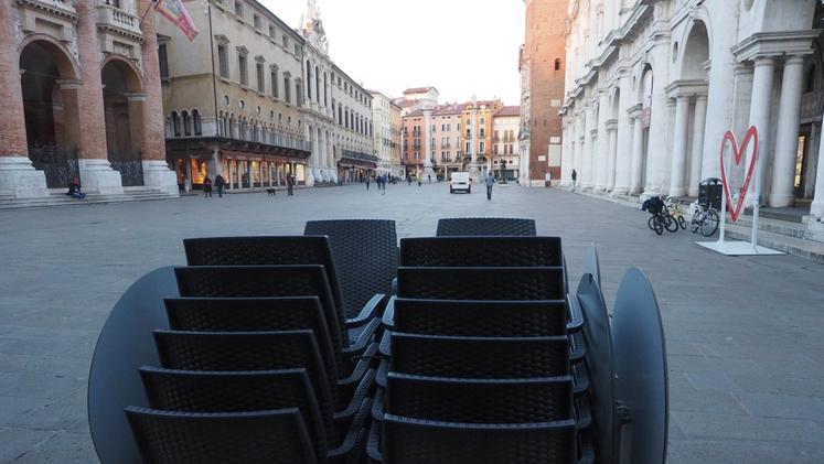 Vicenza, il centro si è svuotato come previsto dal decreto. COLORFOTO