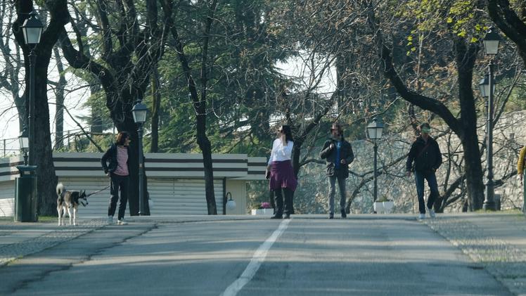 Gente a passeggio nonostante le restrizioni. FOTOLIVE/FILIPPO VENEZIA