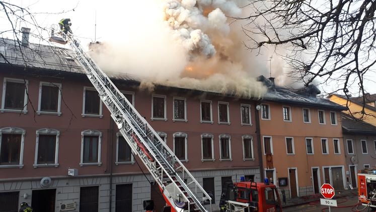 L'incendio in via Verdi ad Asiago. FOTO RIGONI
