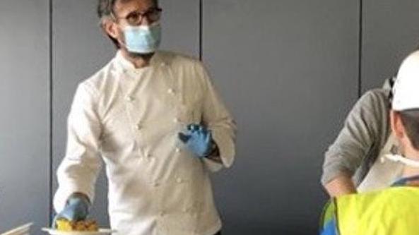 Carlo Cracco "volontario" alla mensa dell'ospedale da campo di Milano Fiera (Foto Il Corriere della Sera)