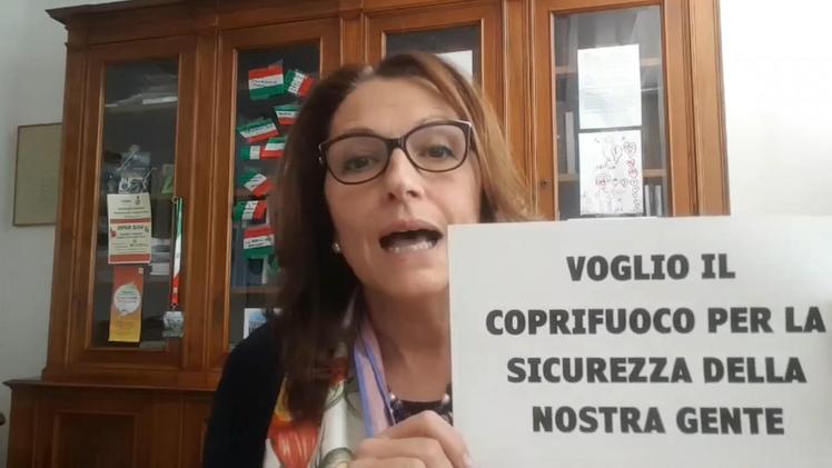 Un frame del video-choc del sindaco di Rossano Morena Martini