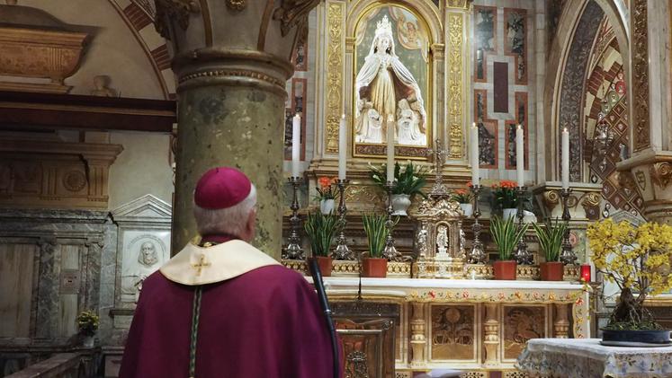 Il vescovo Pizziol in preghiera a Monte Berico. COLORFOTO