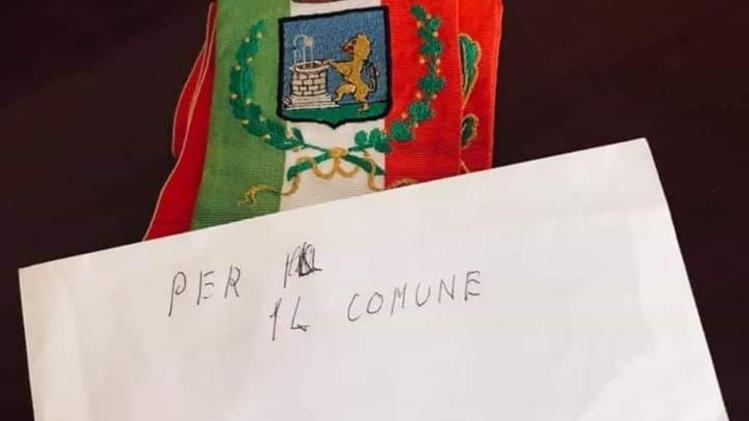 La busta anonima recapitata al sindaco di Pozzoleone