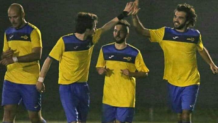 Cauzzi, a sinistra, festeggiato dopo un gol con l'Altair. PAMPANIN