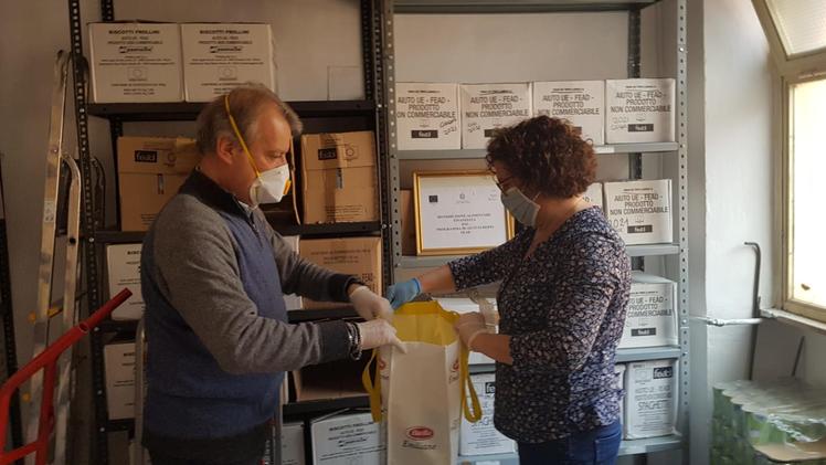 Volontari Caritas preparano pacchi per i bisognosi