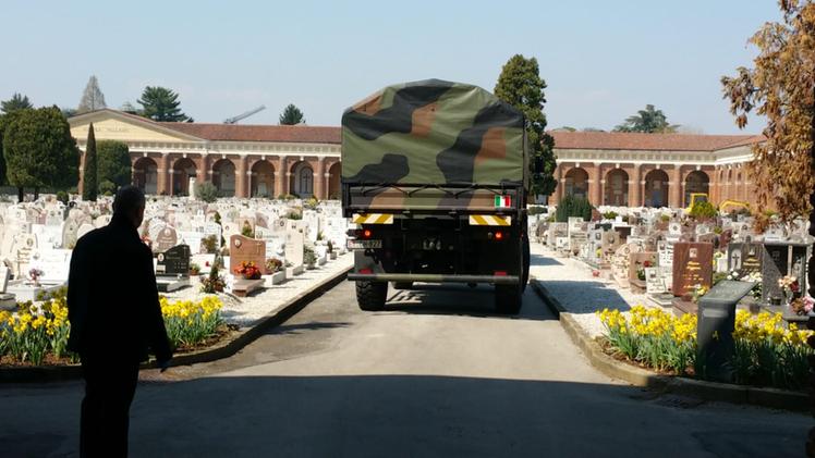 L'arrivo dei feretri al cimitero di Vicenza. COLORFOTO