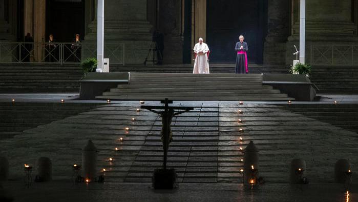 Papa Francesco durante la Via Crucis in piazza San Pietro. ANSA