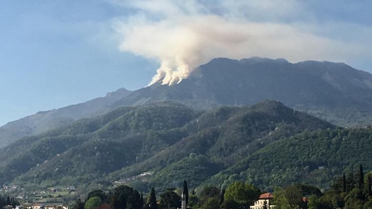 L'incendio sul monte Novegno. FOTO TOLETTINI