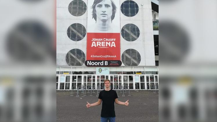 Andrea Mascari allo stadio di Amsterdam sotto l'immagine di Cruijff