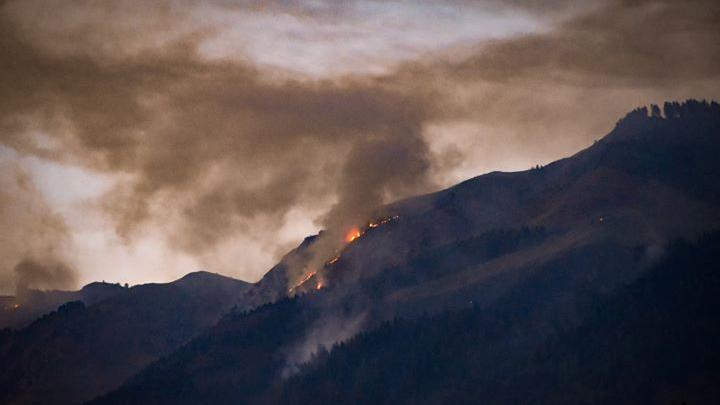 Il Novegno in fiamme (Foto Elisa Muraro)
