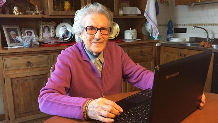Elena Dalla Ricca, 96 anni, nella sua casa davanti al pc