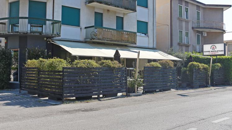 L'esterno della pizzeria Cuore napoletano, a Marano, di cui è titolare il 43enne Luca Brancati. CISCATO