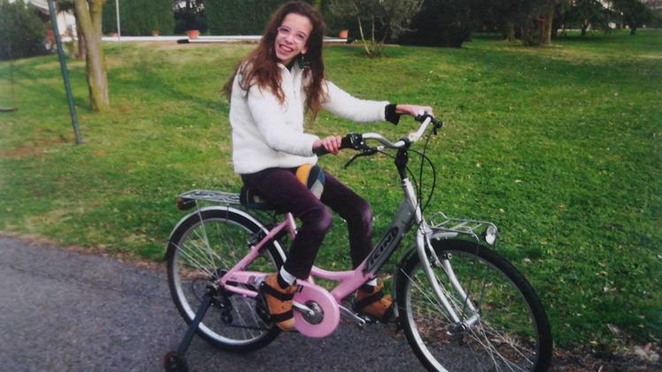 Maria Ilaria in sella alla sua precedente bici. La nuova le è stata rubata