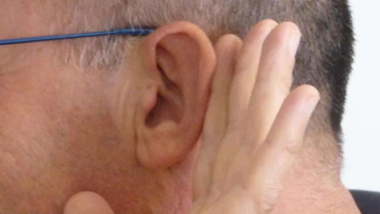 I truffatori hanno contattato diversi anziani, proponendo apparecchi contro la sordità. ARCHIVIO