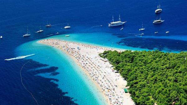Una spiaggia della Croazia. (Foto Ansa)