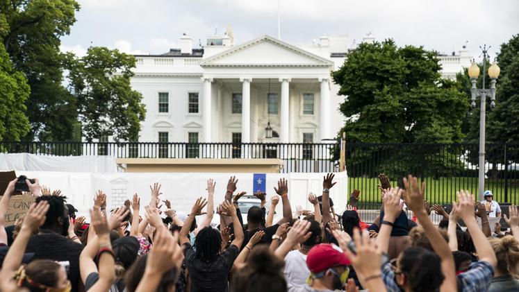 Manifestanti davanti alla Casa Bianca. FOTO EPA/JIM LO SCALZO