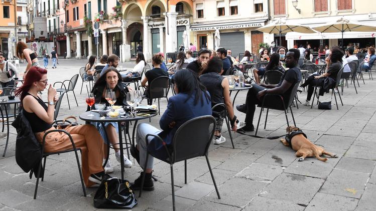 A Vicenza fino al 14 giugno l'aperitivo si potrà fare solo al tavolo