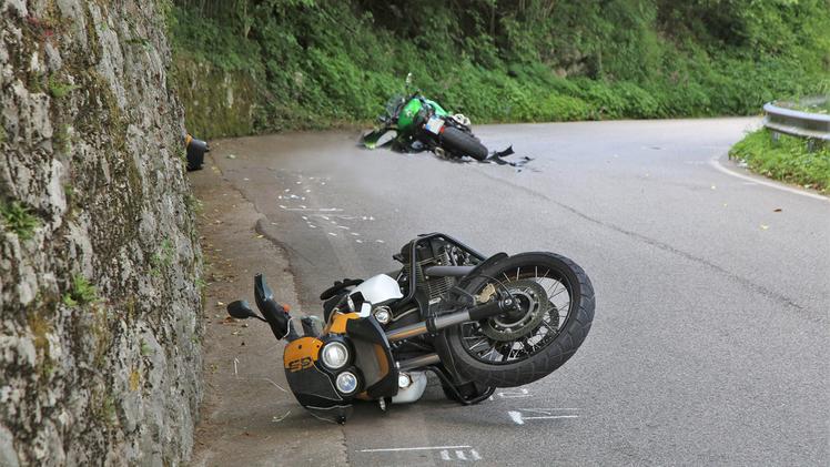 Le due moto a terra dopo il terribile impatto avvenuto lungo la provinciale Cadorna a Romano. CECCON