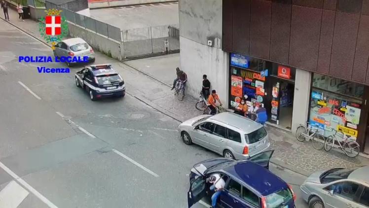 L’arrivo delle pattuglie della polizia locale in viale Milano