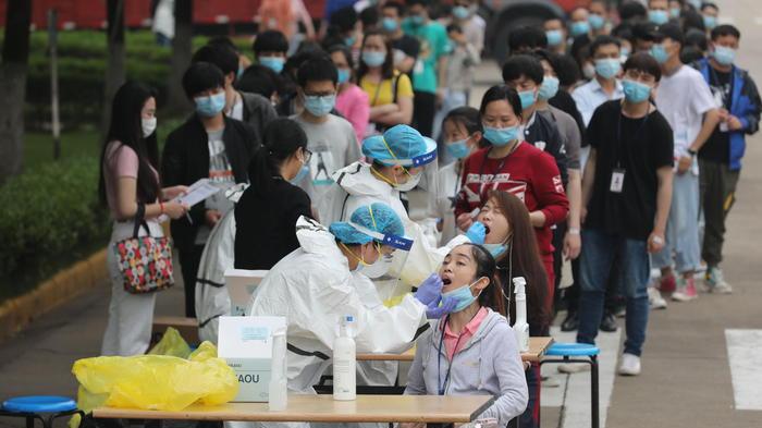 Operatori sanitari a Wuhan. ANSA
