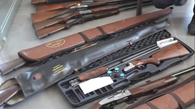 Alcuni dei fucili sequestrati dai carabinieri forestali di Valdagno