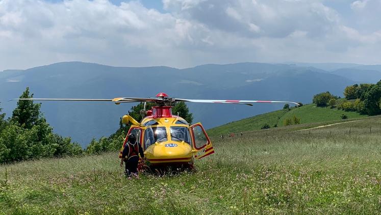 L’elicottero dei soccorsi intervenuti al rifugio Alpe Madre insieme al Suem 118 di Crespano
