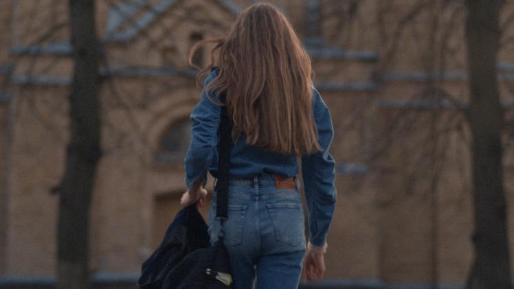 Il momento del video in cui Francesca, dopo la cura, entra in convento indossando i jeans griffati Diesel