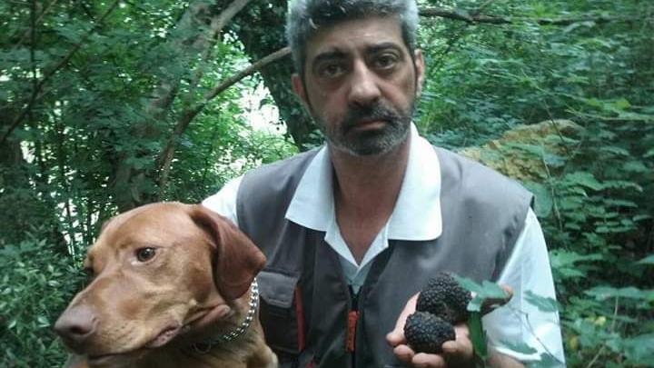 Calogero Sorrentino con il suo cane e alcuni tartufi. (Foto A.GR.)