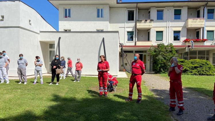 La casa di riposo Villa Aldina di Rossano Veneto con una parte del personale schierato