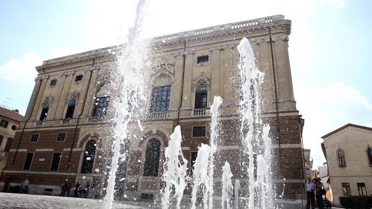 La fontana di piazza S. Lorenzo, al centro della contesa. (Foto Archivio)