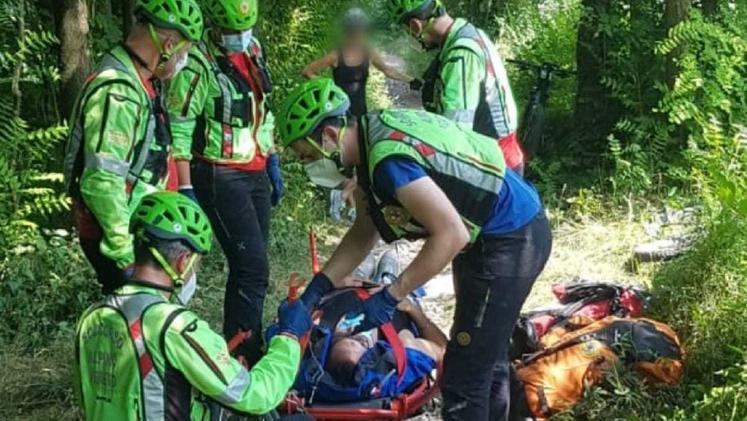 I soccorritori imbarellano il ciclista ferito a Cogollo