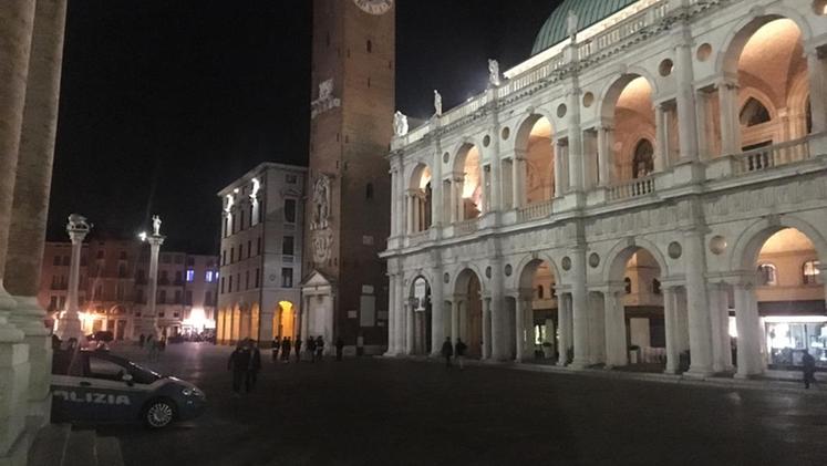 L'episodio è avvenuto in piazza dei Signori, a Vicenza. FOTO NEGRIN